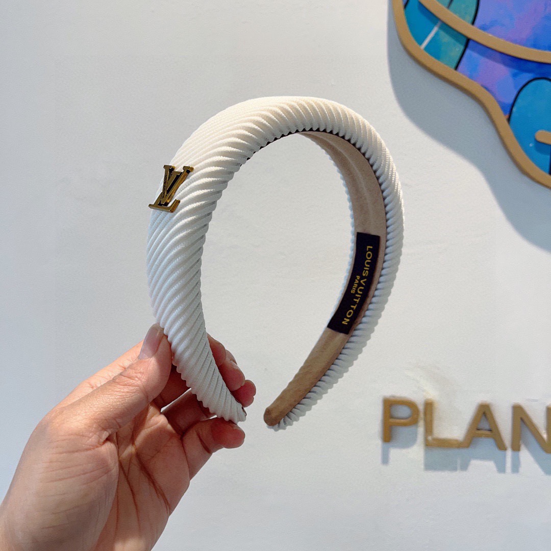 NO:618966,With packaging, LV Louis Vuitton's hot new headbands, fashionable headbands, the latest Internet celebrities are coming, fashionable and versatile, a must-have for goddesses, available in multiple colors!  hairpins,hairpins,louis vuitton,louis vuitton,hairpins19860909配包装 LV 路易威登 火爆新款发箍,时尚头箍,网红最新款来袭时尚百搭,女神必入、多色可选！发夹,发夹,louis vuitton,louis vuitton,hairpins,accessory