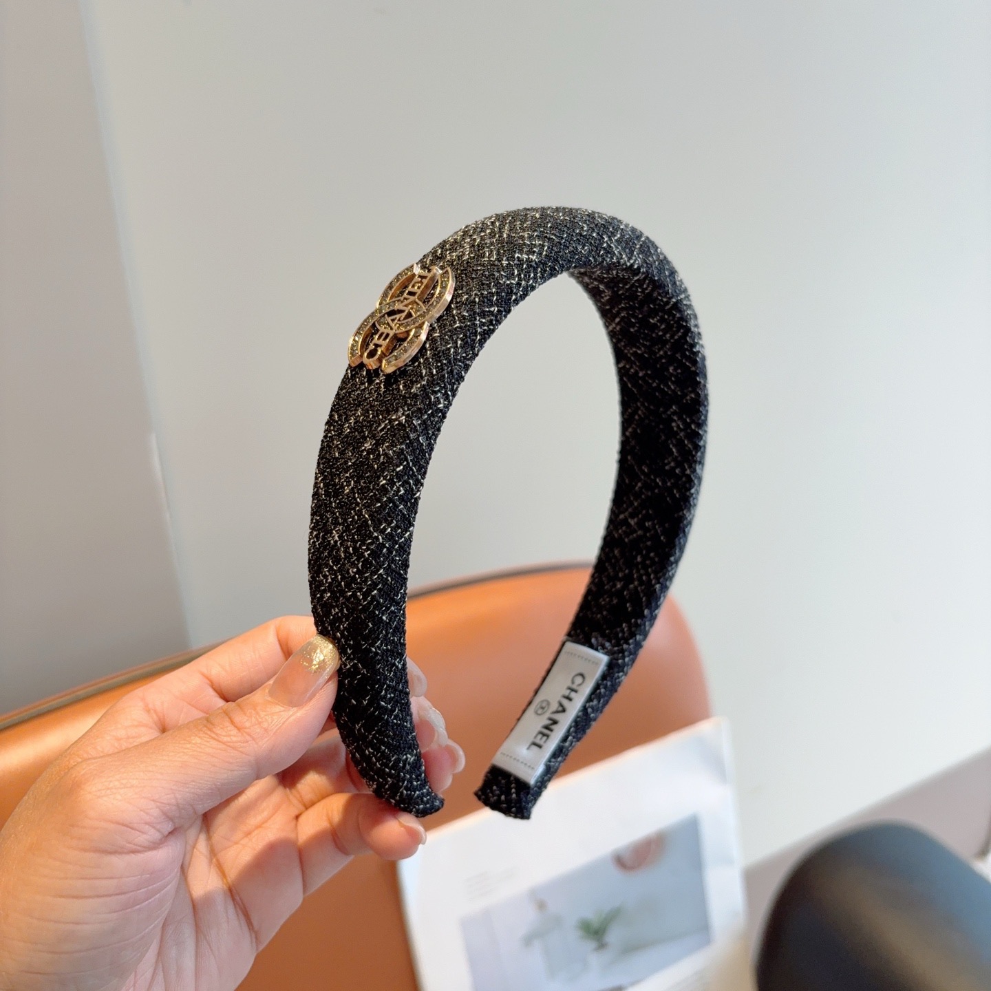 NO:618971,Comes with packaging CHANEL (Chanel) Internet celebrity's same style small fragrance style headband, retro headband, recommended by Internet celebrities. With high-end materials, super exquisite, fashionable and versatile. Hairpins, hairpins, chanel, chanel, hairpins19860909配包装 CHANEL（香奈儿）网红同款小香风发箍,复古头箍,网红爆款推荐 搭配高端材质,超精致,时尚百搭.发夹,发夹,chanel,chanel,hairpins,accessory