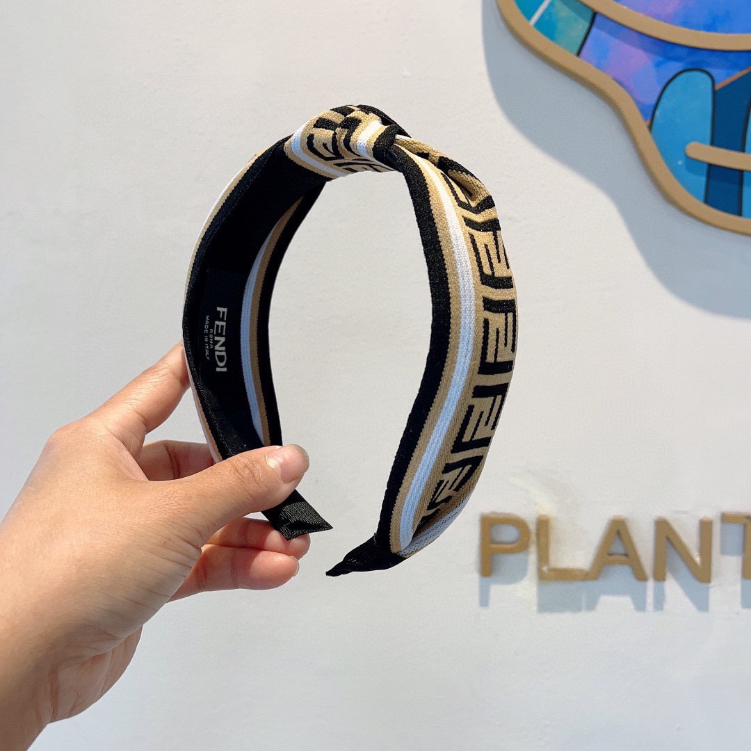 NO:618978,Comes with packaging FENDI Fendi's new middle-knot style headband with a big-brand style, wide version of the original item, simple and versatile, a must-have for fashionable women, super classy!  hairpins,hairpins,fendi,fendi,hairpins19860909配包装 FENDI 芬迪 新款中间结洋气大牌范儿发箍,宽版原单货, 简约百搭,潮女必备品,超级的高大上！发夹,发夹,fendi,fendi,hairpins,accessory