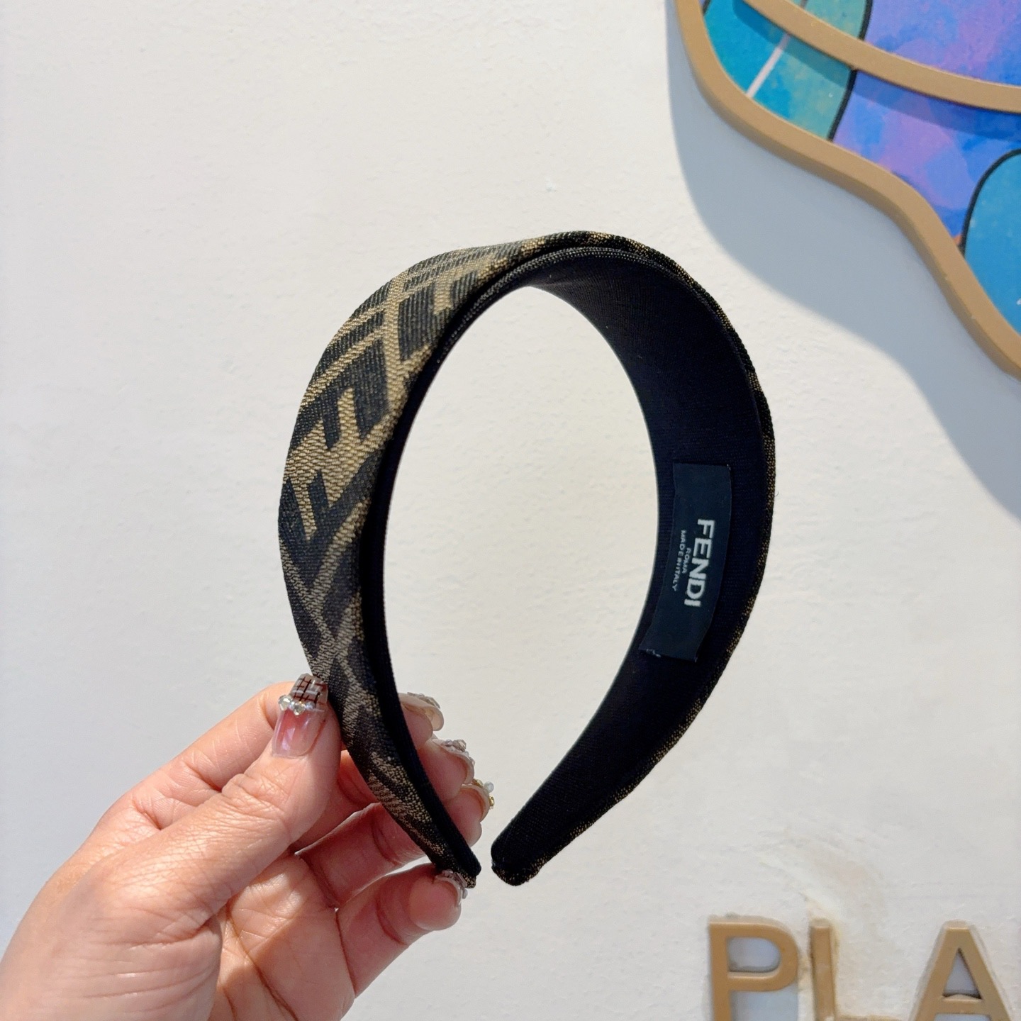 NO:618987,Comes with packaging FENDI (Fendi) high version new classic letter wide version headband, counter quality let your charm bloom, fresh lady style makes fashion simpler. Hairpins, hairpins, fendi, fendi, hairpins19860909配包装 FENDI（芬迪） 高版本新款经典字母宽版发箍,专柜品质 让你的魅力绽放 清新淑女范让时尚更简单.发夹,发夹,fendi,fendi,hairpins,accessory