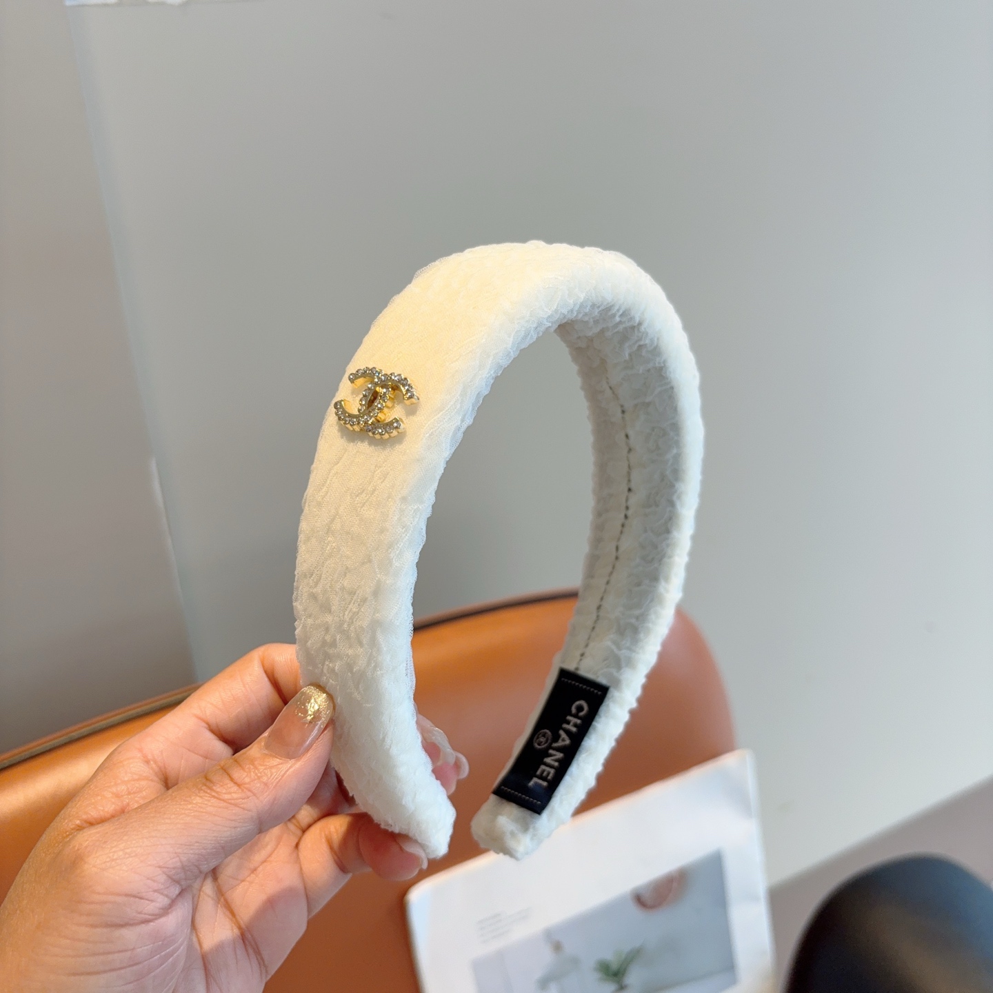 NO:619003,Comes with packaging CHANEL (Chanel) new small fragrant headband, retro headband, recommended by Internet celebrities, with high-end materials, super exquisite, fashionable and versatile. Hairpins, hairpins, chanel, chanel, hairpins19860909配包装 CHANEL（香奈儿）新款小香发箍,复古头箍,网红爆款推荐 搭配高端材质,超精致,时尚百搭.发夹,发夹,chanel,chanel,hairpins,accessory