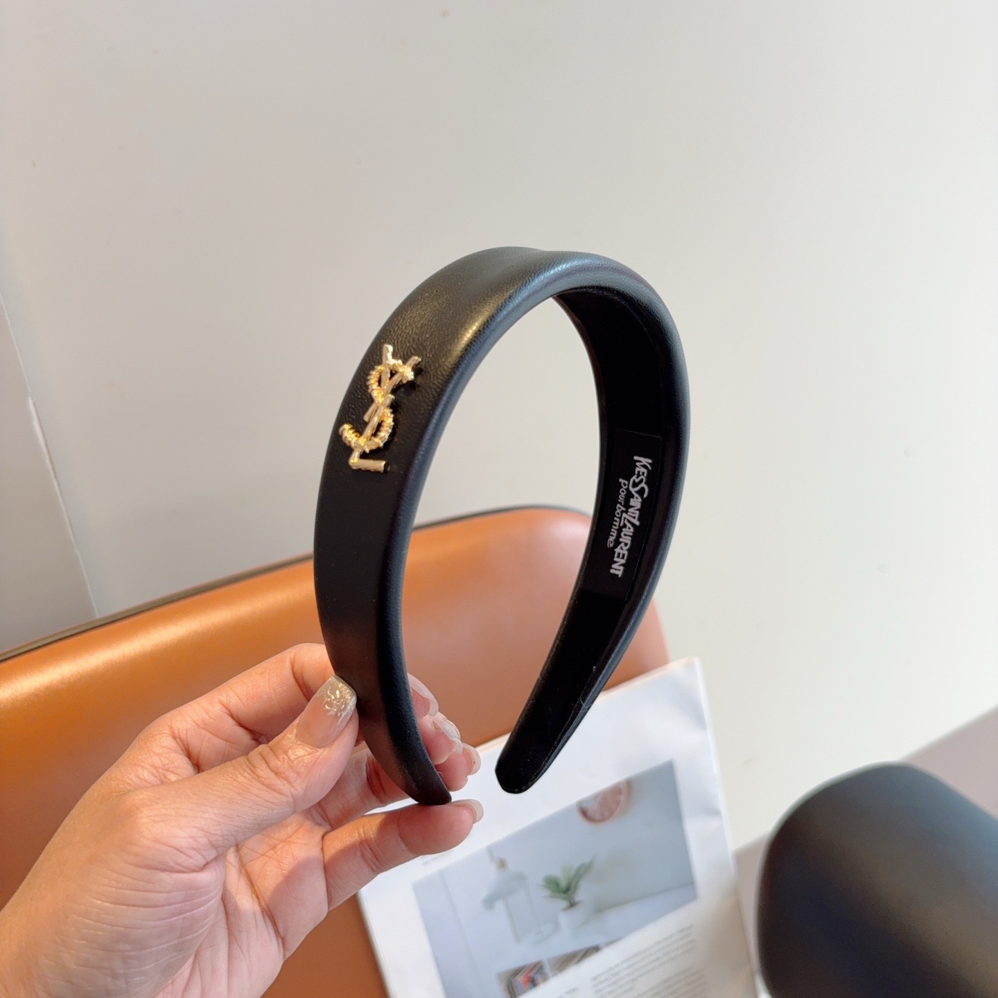 NO:618967,Comes with packaging Gucci Gucci new fashionable sheepskin headband, European and American big-name headbands, the latest style of Internet celebrities is fashionable and versatile, a must-have for goddesses!  hairpins,hairpins,gucci,sheepskin,hairpins19860909配包装 Gucci 古奇 新款时尚风羊皮发箍,欧美大牌头箍,网红最新款来袭时尚百搭,女神必入！发夹,发夹,gucci,sheepskin,hairpins,accessory