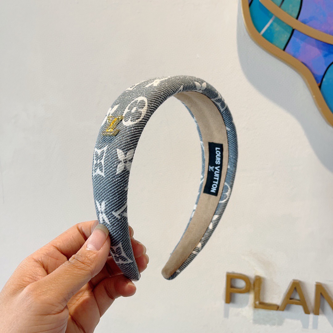 NO:618984,Comes with packaging LV Louis Vuitton hot new headbands, fashionable headbands, the latest Internet celebrities are coming, fashionable and versatile, goddesses must wear hairpins, hairpins, louis vuitton, louis vuitton, hairpins19860909配包装 LV 路易威登 火爆新款发箍,时尚头箍,网红最新款来袭时尚百搭,女神必入发夹,发夹,louis vuitton,louis vuitton,hairpins,accessory