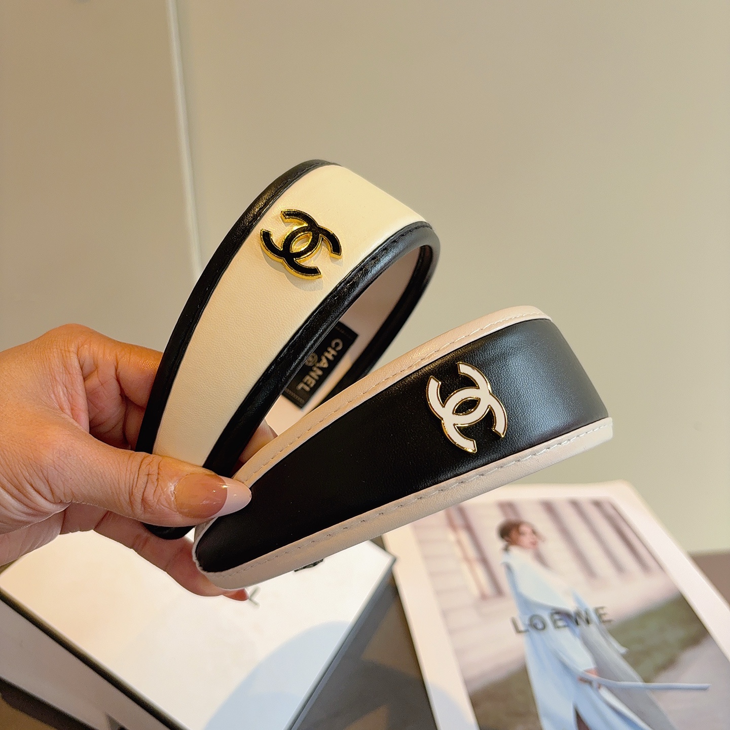 NO:618992,Comes with packaging CHANEL (Chanel) new small fragrant sheepskin headband, fashionable and exquisite versatile headband, recommended by Internet celebrities. Paired with high-end double-Clogo hairpins, hairpins, chanel, chanel, sheepskin, hairpins19860909配包装 CHANEL（香奈儿）新款小香羊皮发箍,潮精致百搭头箍,网红爆款推荐 搭配高端双Ｃlogo 发夹,发夹,chanel,chanel,sheepskin,hairpins,accessory