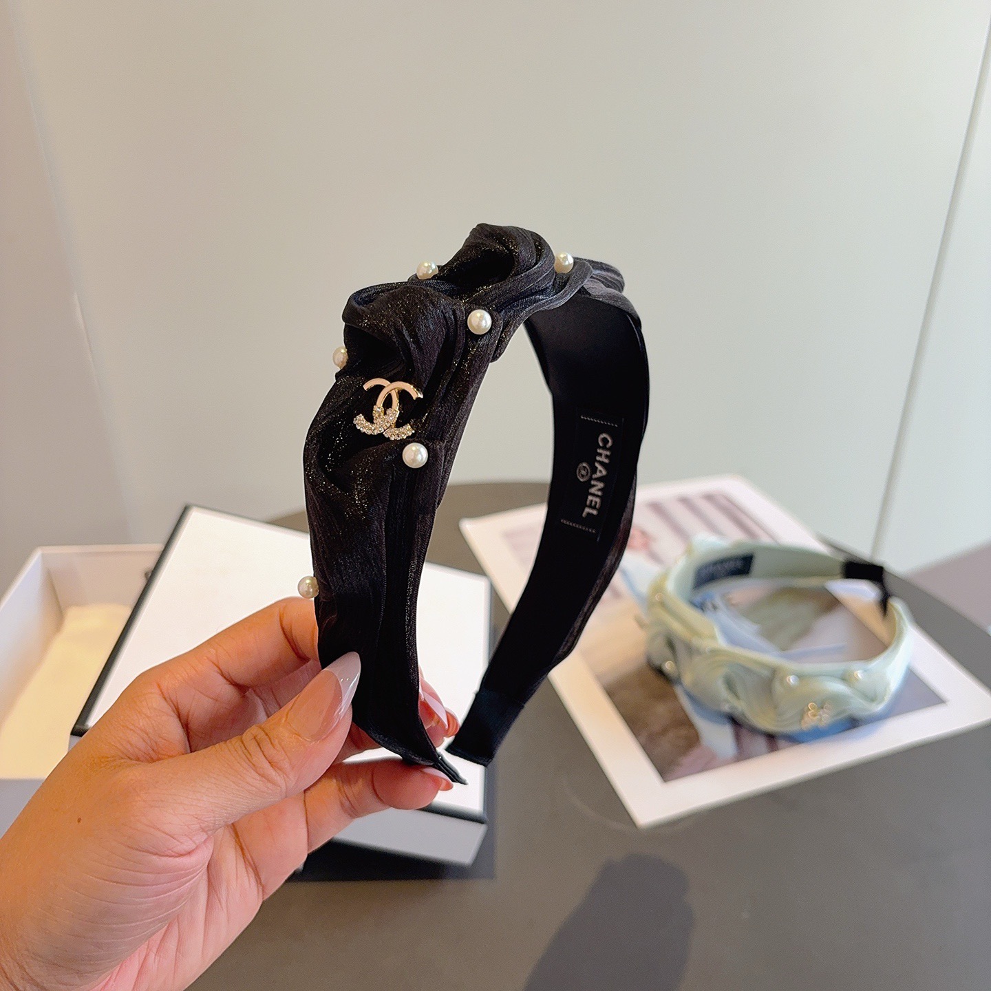 NO:618996,Comes with packaging CHANEL (Chanel) new small fragrant pearl headband, retro headband, recommended by Internet celebrities. With high-end materials, super exquisite, fashionable and versatile. Hairpins, hairpins, chanel, chanel, hairpins19860909配包装 CHANEL（香奈儿）新款小香珍珠发箍,复古头箍,网红爆款推荐 搭配高端材质,超精致,时尚百搭.发夹,发夹,chanel,chanel,hairpins,accessory