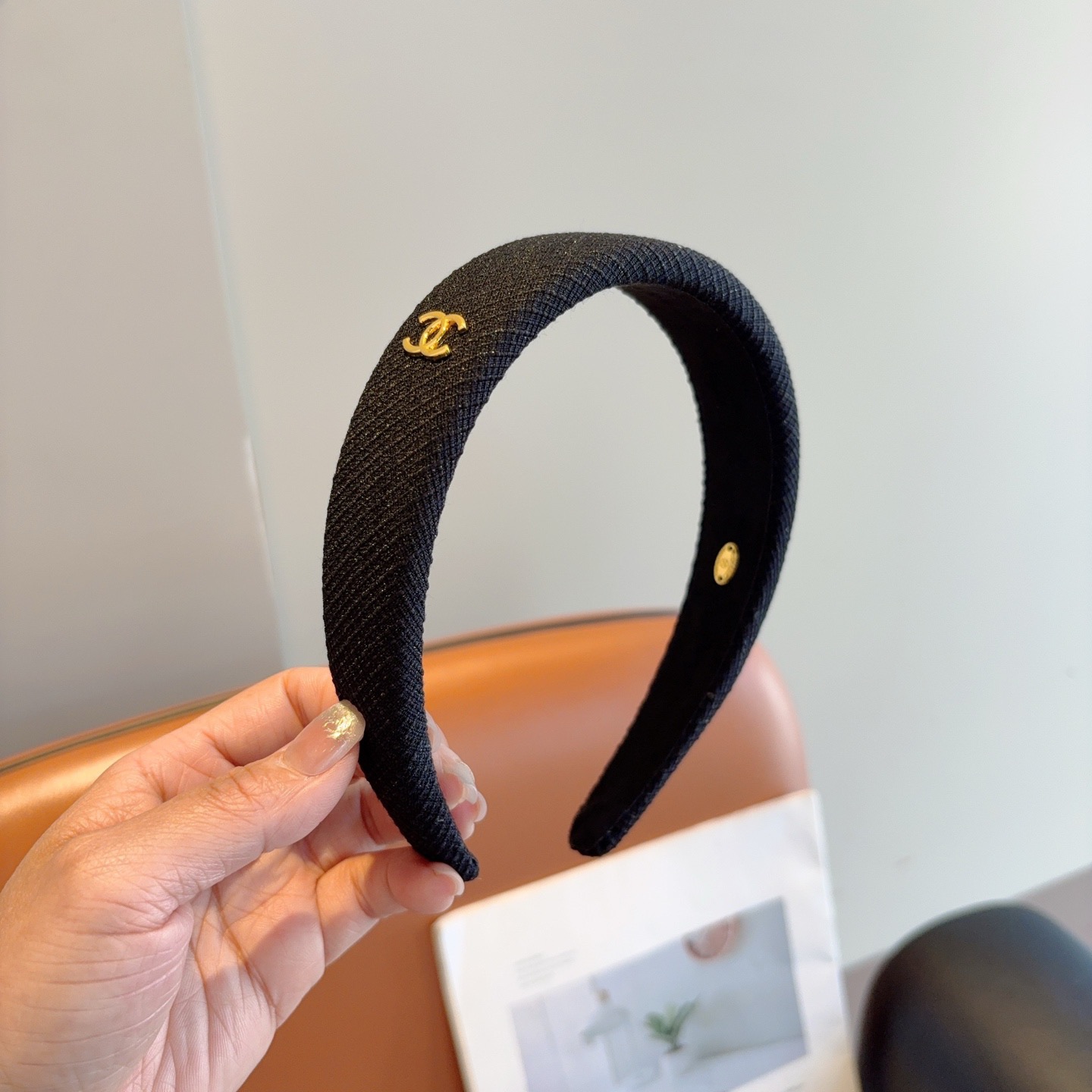 NO:619000,Comes with packaging CHANEL (Chanel) new small fragrant headband, retro headband, recommended by Internet celebrities, with high-end materials, super exquisite, fashionable and versatile. Hairpins, hairpins, chanel, chanel, hairpins19860909配包装 CHANEL（香奈儿）新款小香发箍,复古头箍,网红爆款推荐 搭配高端材质,超精致,时尚百搭.发夹,发夹,chanel,chanel,hairpins,accessory