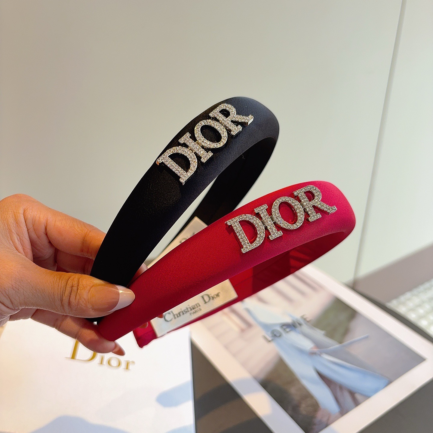 NO:619004,Comes with packaging Dior (Dior) new satin high-end big-name headband, Internet celebrity new anti-slip headband, let your charm bloom. Fresh and ladylike style makes fashion easier. Hairpins, hairpins, dior, dior, hairpins19860909配包装 Dior（迪奥） 新款缎面高级感大牌发箍, 网红新款防滑头箍、让你的魅力绽放 清新淑女范让时尚更简单.发夹,发夹,dior,dior,hairpins,accessory