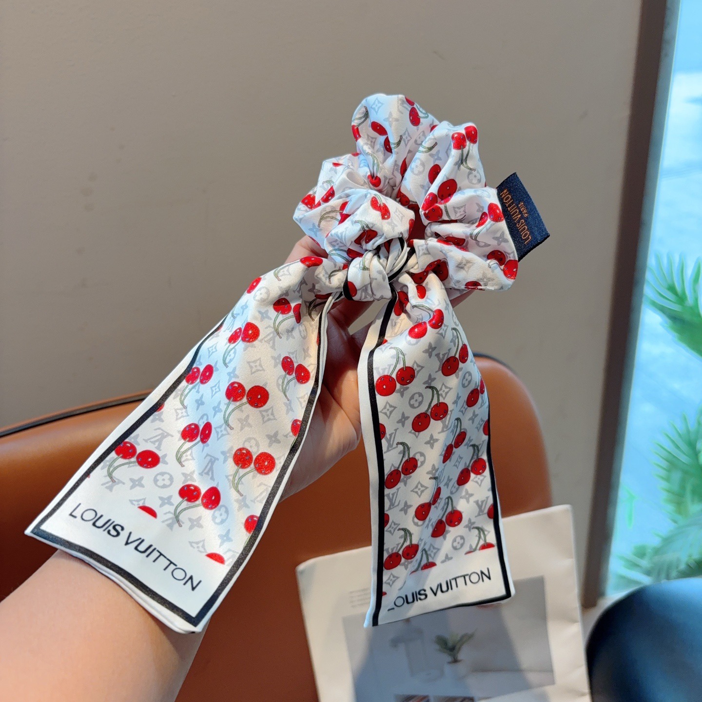 NO:619007,Comes with packaging: LV (Louis Vuitton)'s popular Takashi Murakami series ponytail bow hair ties, high-end Korean style rubber bands, classic flower design, high-end atmosphere, celebrity style, hairpins, hairpins, louis vuitton, louis vuitton, hairpins19860909配包装 LV（路易威登）火爆款村上隆系列马尾蝴蝶结发圈肠圈,高档韩版皮筋,经典花型设计, 高端大气,名媛范儿,发夹,发夹,louis vuitton,louis vuitton,hairpins,accessory