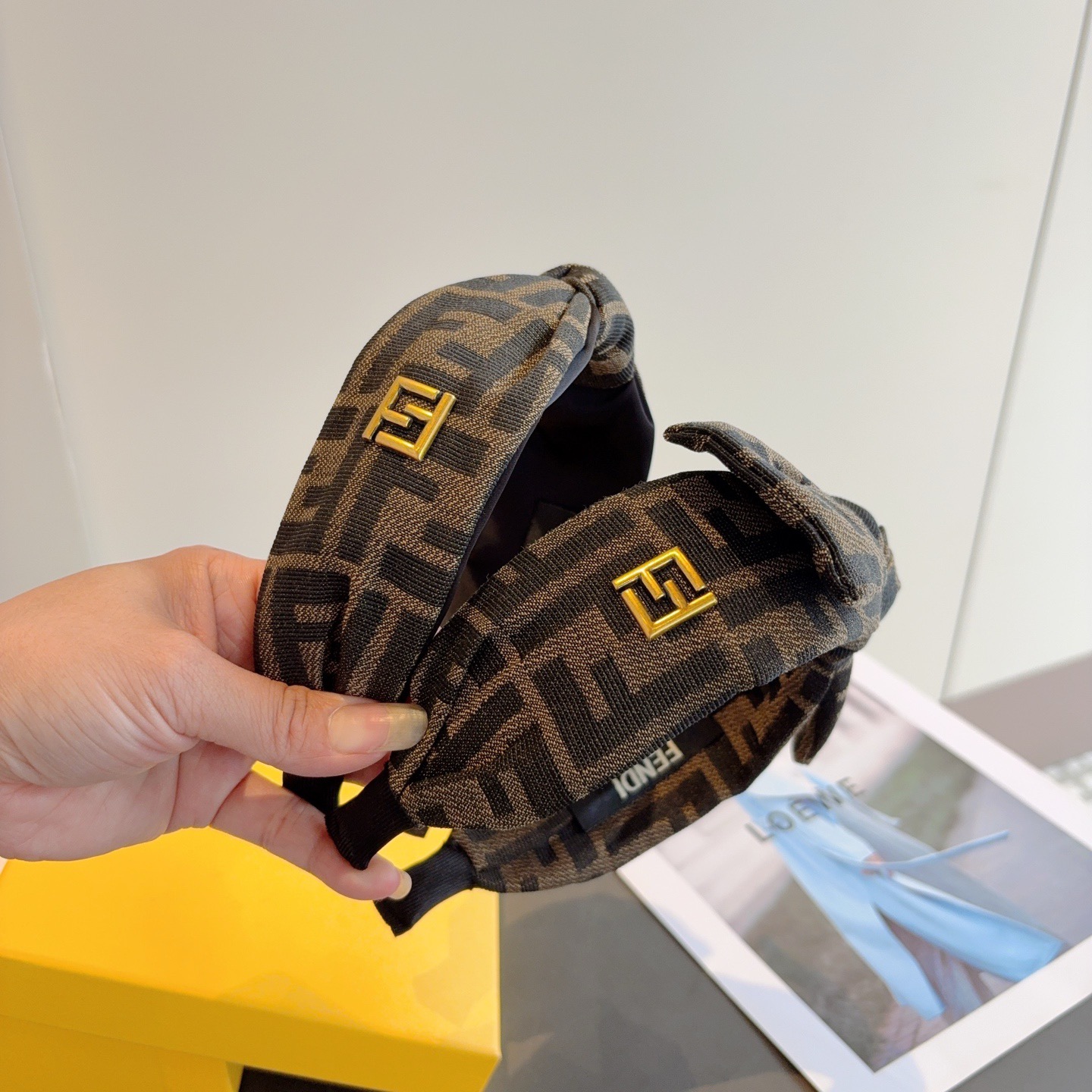 NO:619012,Comes with packaging FENDI Fendi classic double F headband, retro headband, simple and versatile, a must-have for fashionable women, super classy!  hairpins,hairpins,fendi,fendi,hairpins19860909配包装 FENDI 芬迪 经典双F款发箍,复古头箍,简约百搭,潮女必备品,超级的高大上！发夹,发夹,fendi,fendi,hairpins,accessory