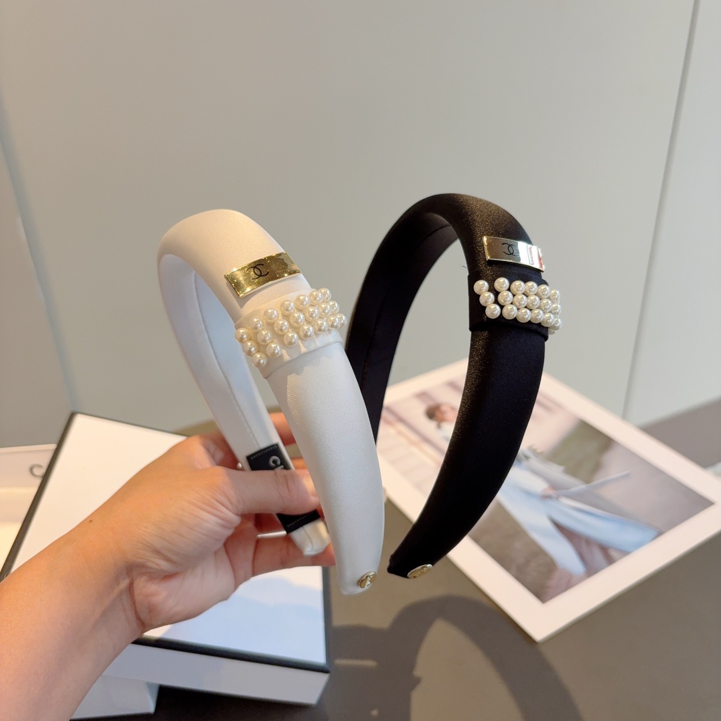 NO:619015,Comes with packaging CHANEL (Chanel) new small fragrant pearl headband, retro headband, recommended by Internet celebrities. With high-end materials, super exquisite, fashionable and versatile. Hairpins, hairpins, chanel, chanel, hairpins19860909配包装 CHANEL（香奈儿）新款小香珍珠发箍,复古头箍,网红爆款推荐 搭配高端材质,超精致,时尚百搭.发夹,发夹,chanel,chanel,hairpins,accessory