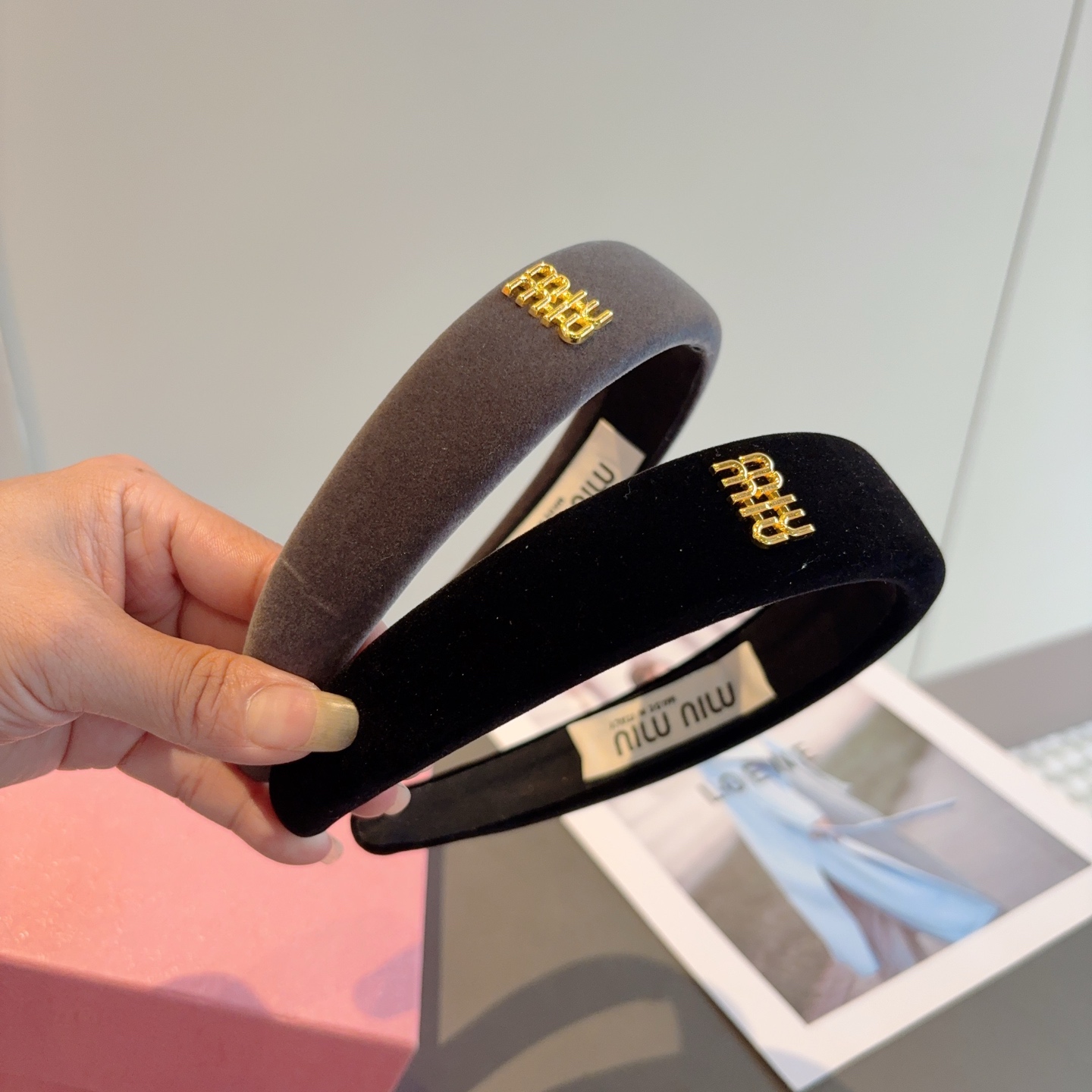 NO:619021,Comes with packaging MIUMIU's new handmade headband, original item, simple and versatile headband, a must-have for fashionable women, super versatile and classy!  hairpins,hairpins,miumiu,hairpins19860909配包装 MIUMIU（缪缪）新款手工制作发箍,原单货,简约百搭头箍 潮女必备品,超级百搭高大上！发夹,发夹,miumiu,hairpins,accessory