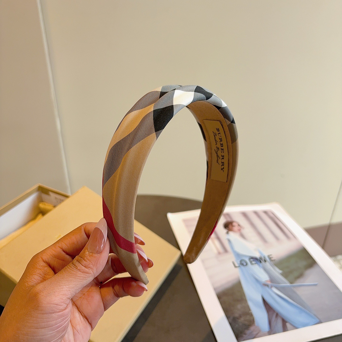 NO:619033,Comes with packaging BURBERRY autumn and winter classic new headband, customer-supplied fabrics, all details are shot in real time!  Very attractive and versatile, suitable for various occasions!  hairpins,hairpins,burberry,burberry,hairpins19860909配包装 巴宝莉BURBERRY 秋冬经典新款发箍,客供面料 细节全部实拍！非常耐看又百搭、适合各种场合搭配！发夹,发夹,burberry,burberry,hairpins,accessory