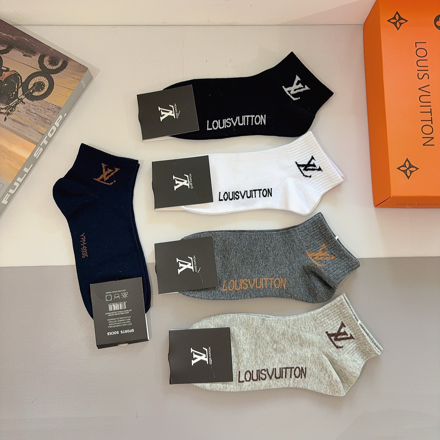 配包装（一盒5双） 🌟 LV 路易威登 超火爆小单品，纯棉面料，潮人必备 爆款，经典字母logo短筒袜，