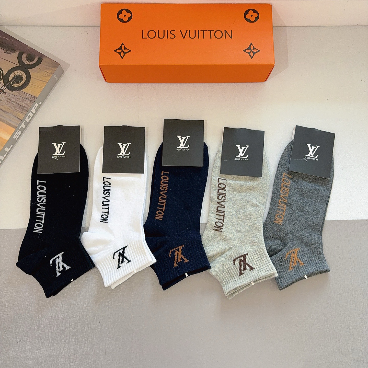 配包装（一盒5双） 🌟 LV 路易威登 超火爆小单品，纯棉面料，潮人必备 爆款，经典字母logo短筒袜，
