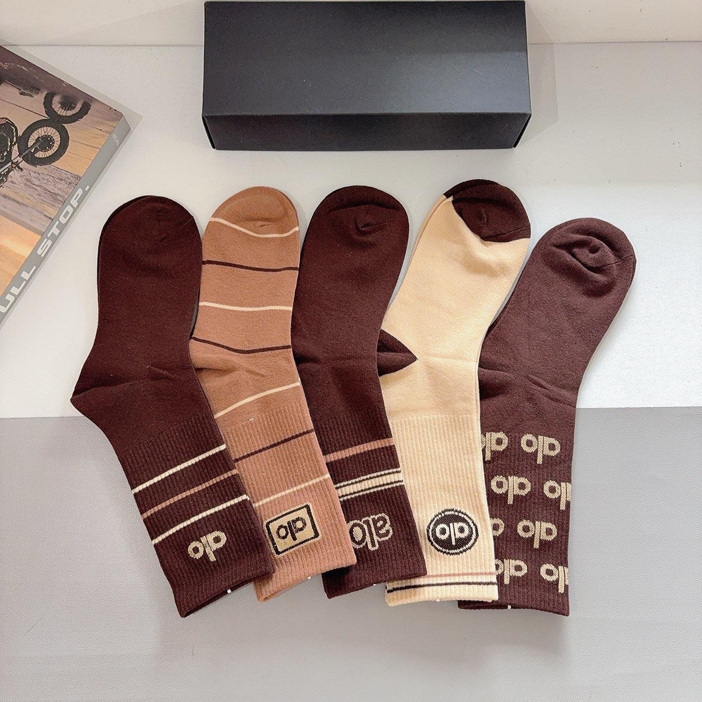 配包装（一盒5双） alo 新款潮牌中筒男款袜子，纯棉面料，潮人必备 ，个性时尚百搭款，你值得拥有哦💗