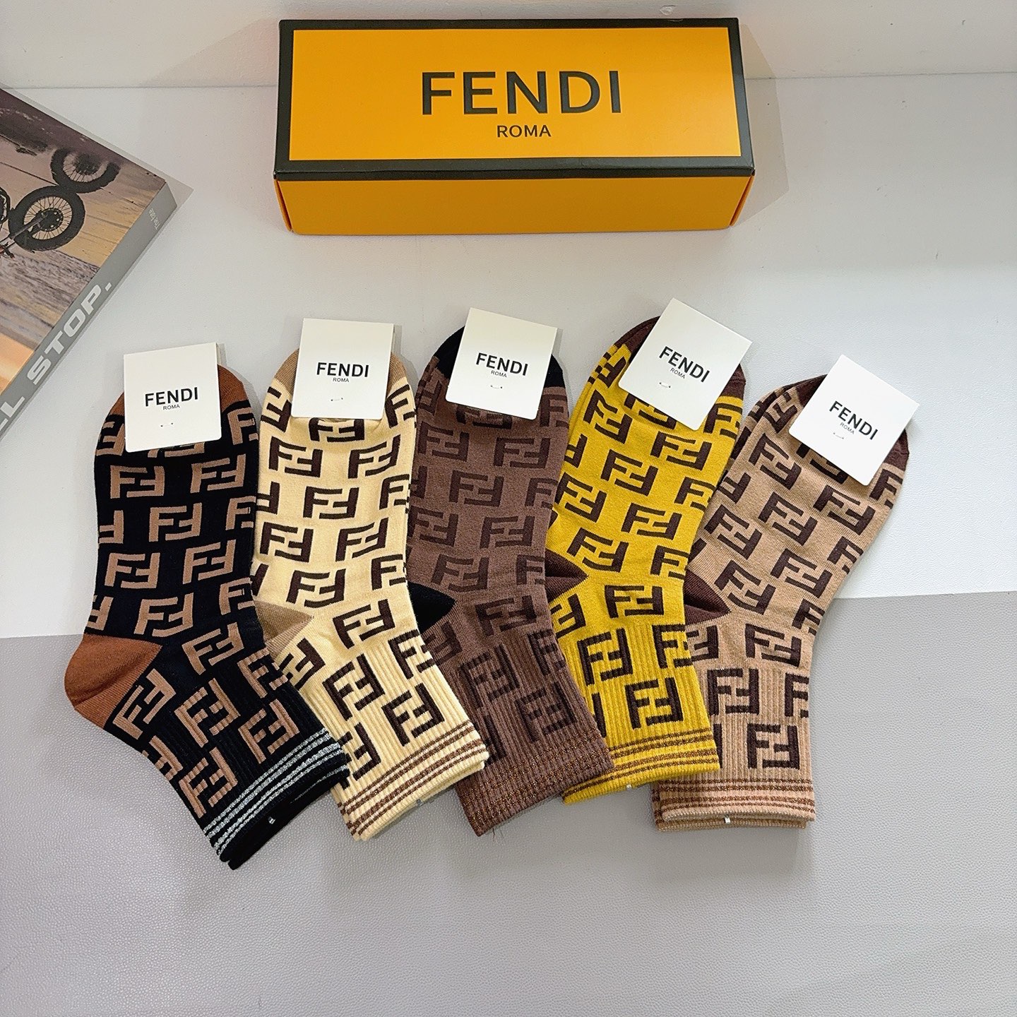 配包装（一盒5双） FENDI 芬迪 经典双F中筒袜子，纯棉面料，潮人必备款 个性时尚百搭款，你值得拥有