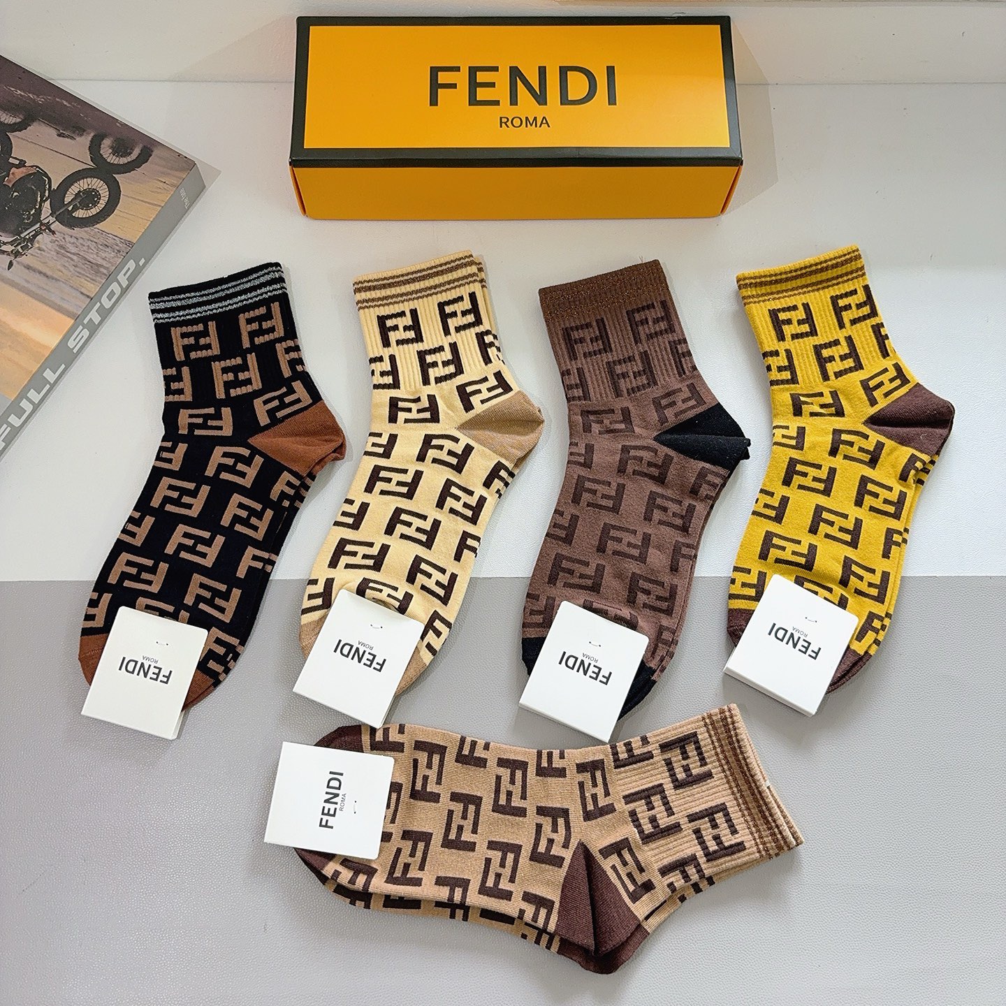 配包装（一盒5双） FENDI 芬迪 经典双F中筒袜子，纯棉面料，潮人必备款 个性时尚百搭款，你值得拥有