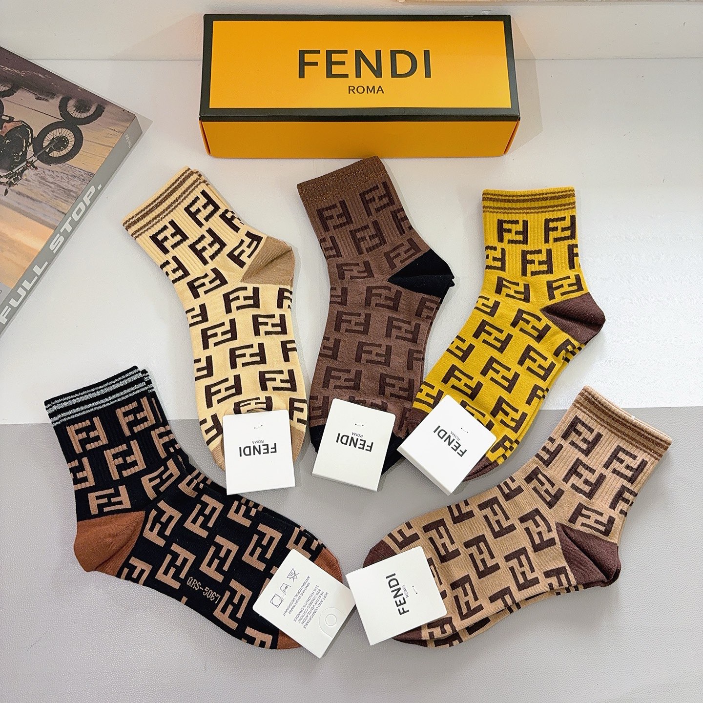 配包装（一盒5双） FENDI 芬迪 经典双F中筒袜子，纯棉面料，潮人必备款 个性时尚百搭款，你值得拥有