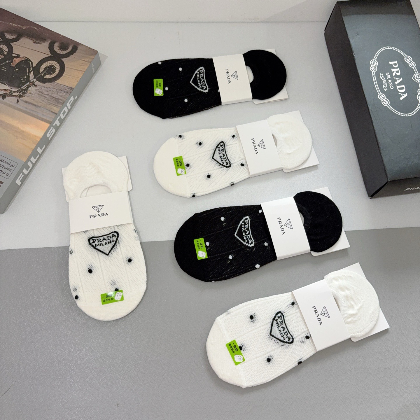 配包装（一盒5双） PRADA 普拉达 新款船袜 竹棉面料，经典三角标logo 个性时尚百搭款，你值得拥