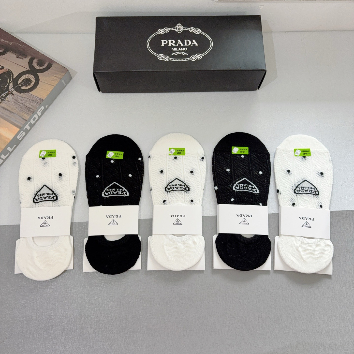 配包装（一盒5双） PRADA 普拉达 新款船袜 竹棉面料，经典三角标logo 个性时尚百搭款，你值得拥
