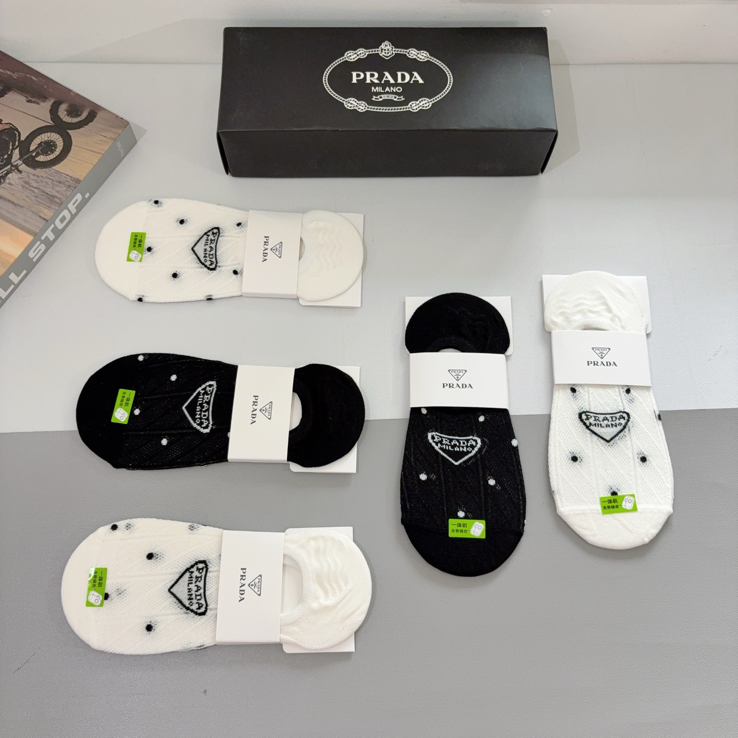 配包装（一盒5双） PRADA 普拉达 新款船袜 竹棉面料，经典三角标logo 个性时尚百搭款，你值得拥