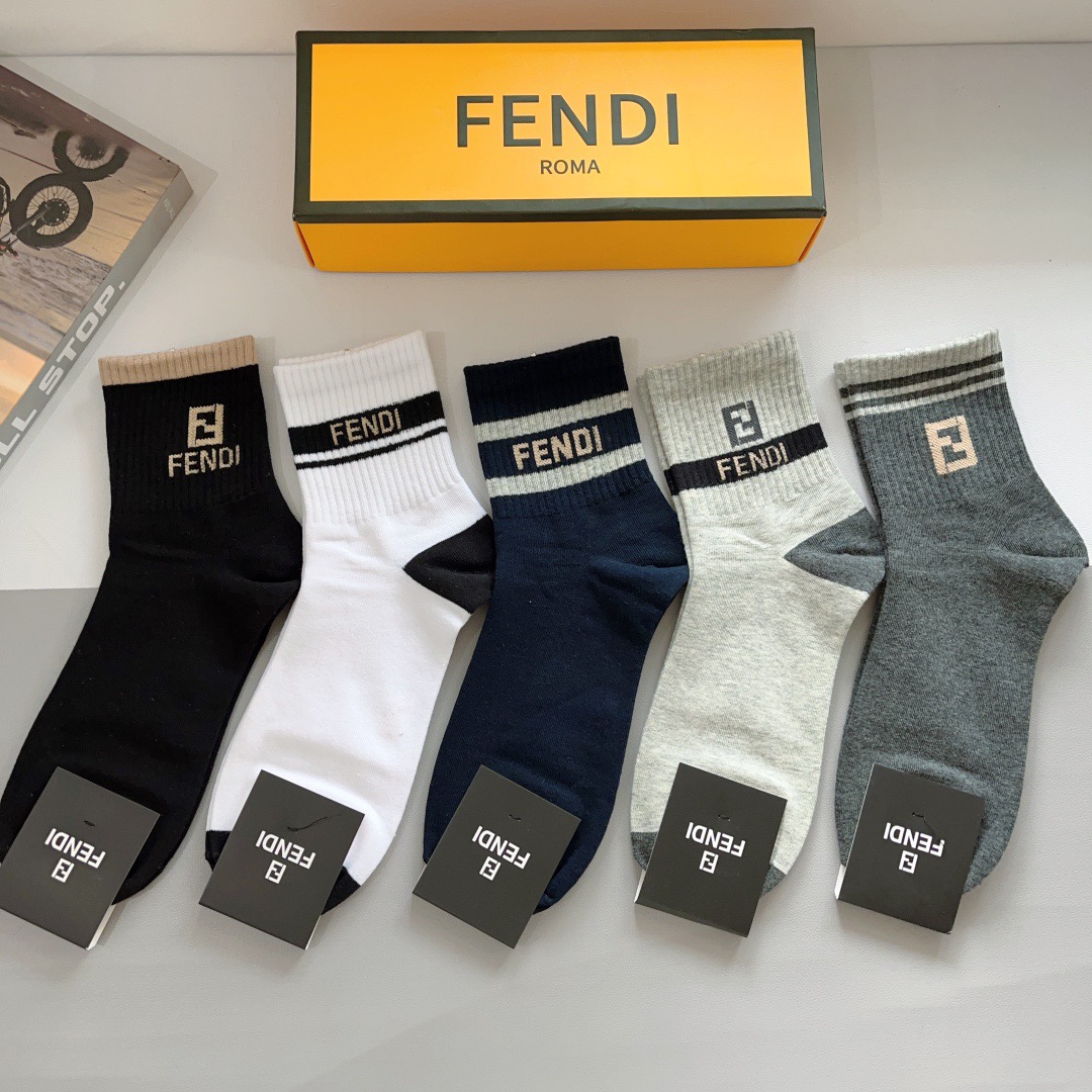 配包装（一盒5双） FENDI 芬迪新款中筒男款袜子，纯棉面料，潮人必备 ，经典双Flogo 个性时尚百
