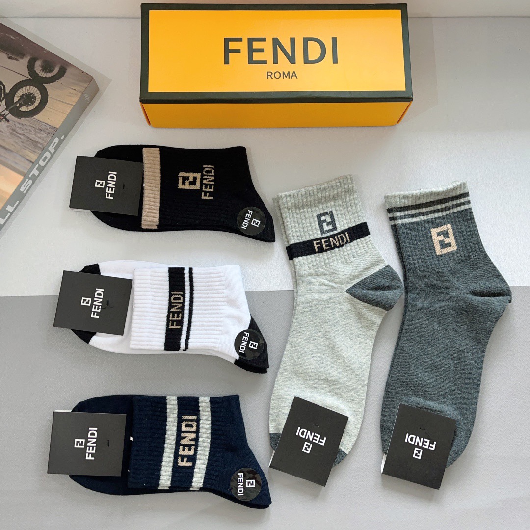 配包装（一盒5双） FENDI 芬迪新款中筒男款袜子，纯棉面料，潮人必备 ，经典双Flogo 个性时尚百