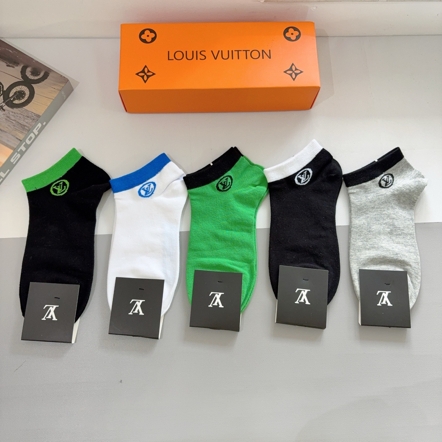 配包装（一盒5双） 🌟 LV 路易威登 新款短筒袜子纯棉面料，经典字母logo船袜，个性时尚百搭款，！你