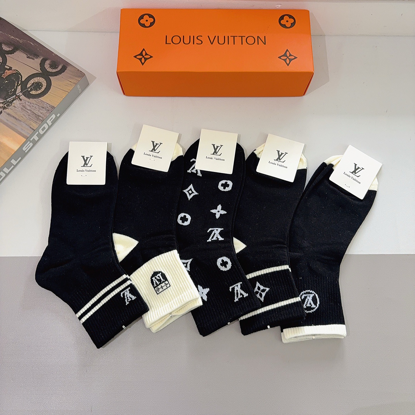 配包装（一盒5双） 🌟 LV 路易威登 超火中筒袜子，纯棉面料，潮人必备款，经典字母logo中筒袜，个性