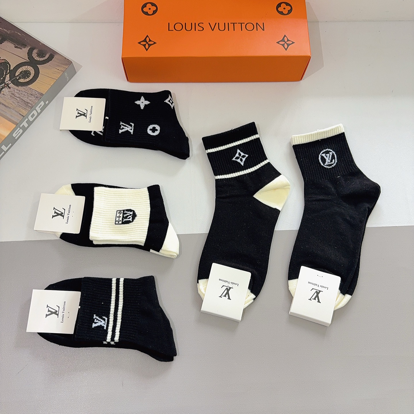 配包装（一盒5双） 🌟 LV 路易威登 超火中筒袜子，纯棉面料，潮人必备款，经典字母logo中筒袜，个性