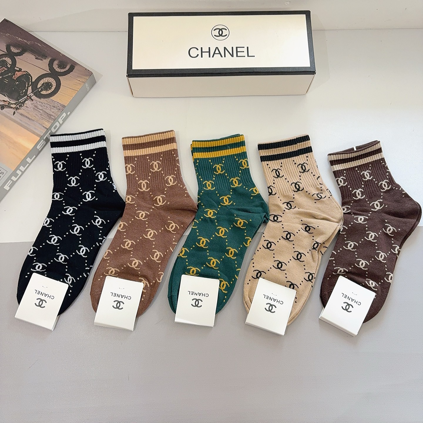 配包装（一盒5双）CHANEL 香奈儿经典袜子❗️高版本纯棉材质柔软，秒杀市场普通货，经典的双C图案lo