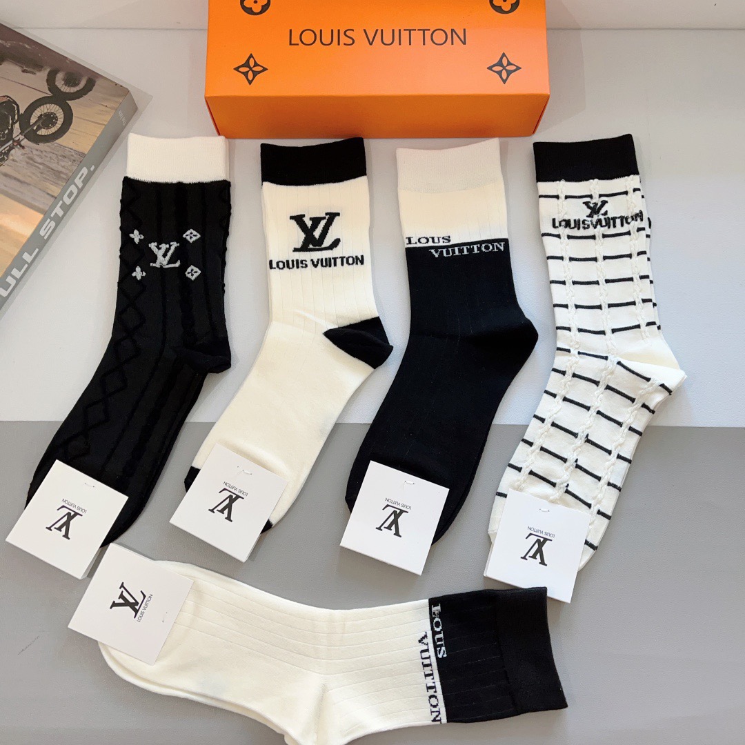 配包装（一盒5双） 🌟 LV 路易威登 超火爆小单品，竹棉面料，潮人必备 爆款，经典字母logo中筒袜，