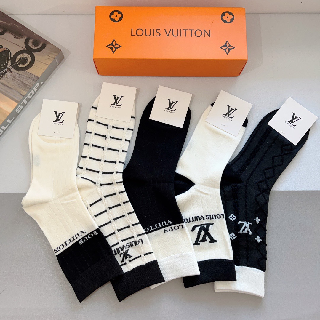 配包装（一盒5双） 🌟 LV 路易威登 超火爆小单品，竹棉面料，潮人必备 爆款，经典字母logo中筒袜，