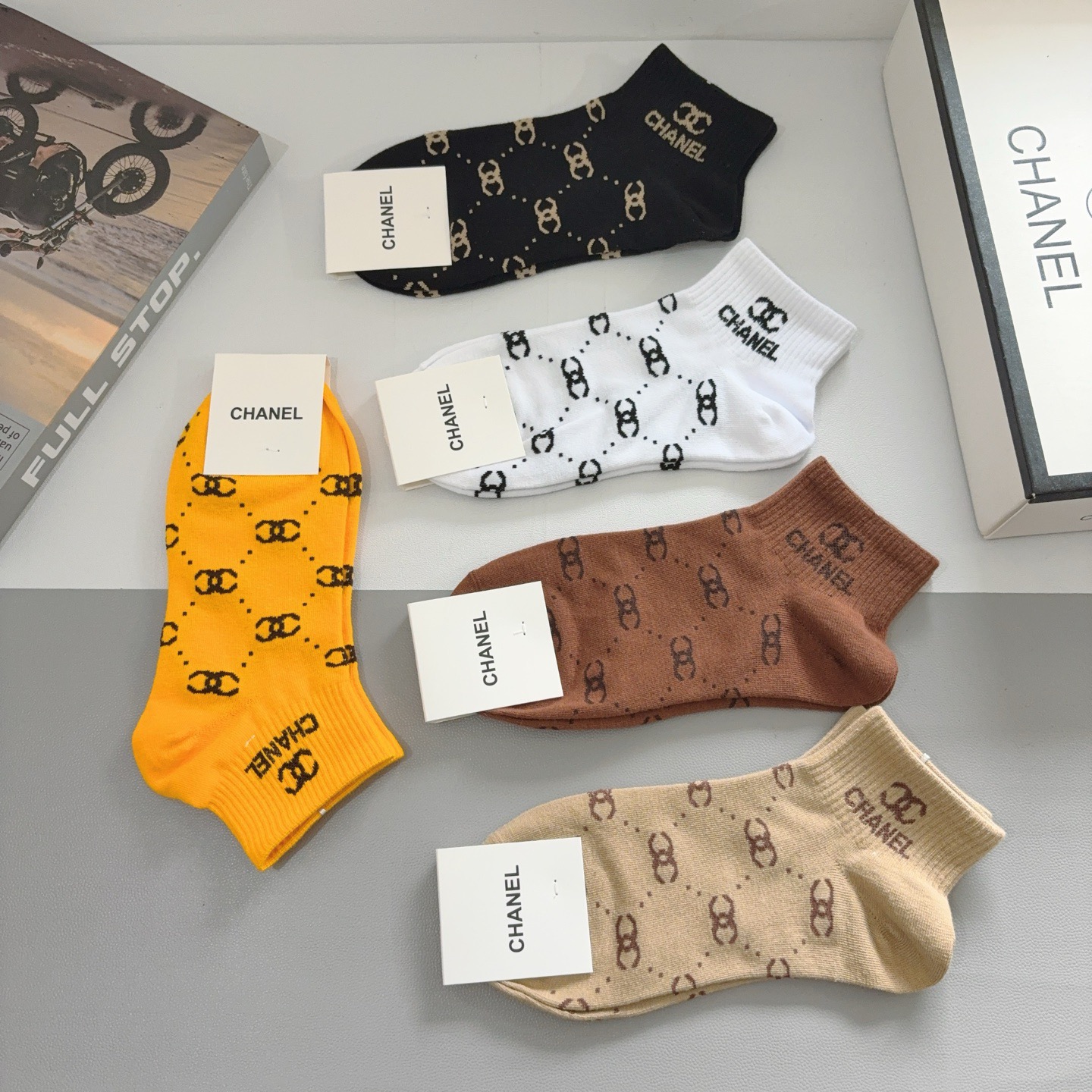 配包装（一盒5双）CHANEL 香奈儿经典袜子❗️高版本纯棉材质柔软，秒杀市场普通货，经典的双C图案lo