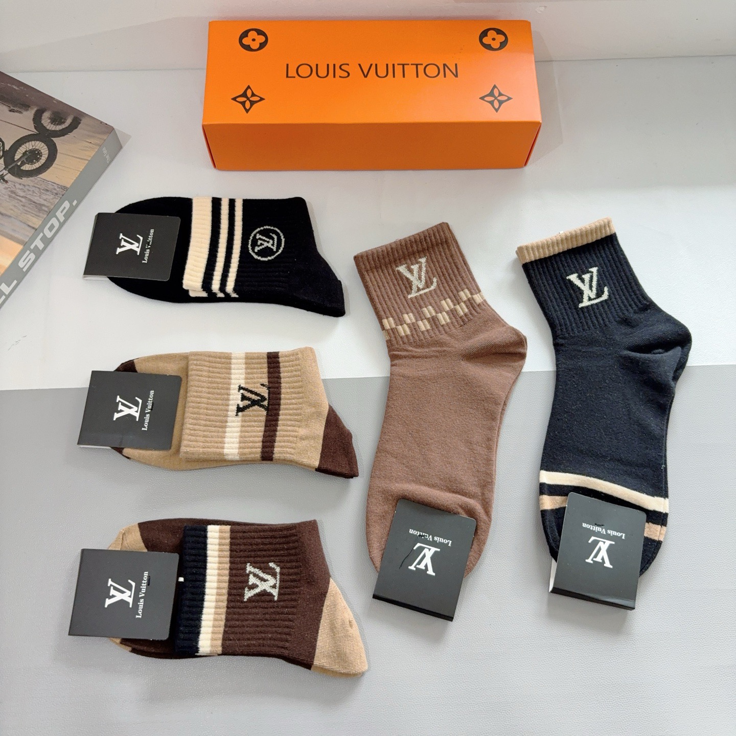 配包装（一盒5双） 🌟 LV 路易威登 超火爆男款中筒袜子，纯棉面料，潮人必备 爆款，经典字母logo中