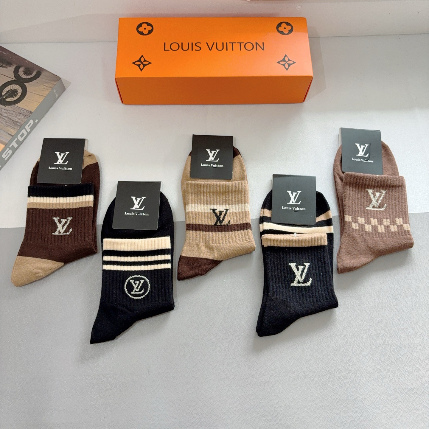 配包装（一盒5双） 🌟 LV 路易威登 超火爆男款中筒袜子，纯棉面料，潮人必备 爆款，经典字母logo中