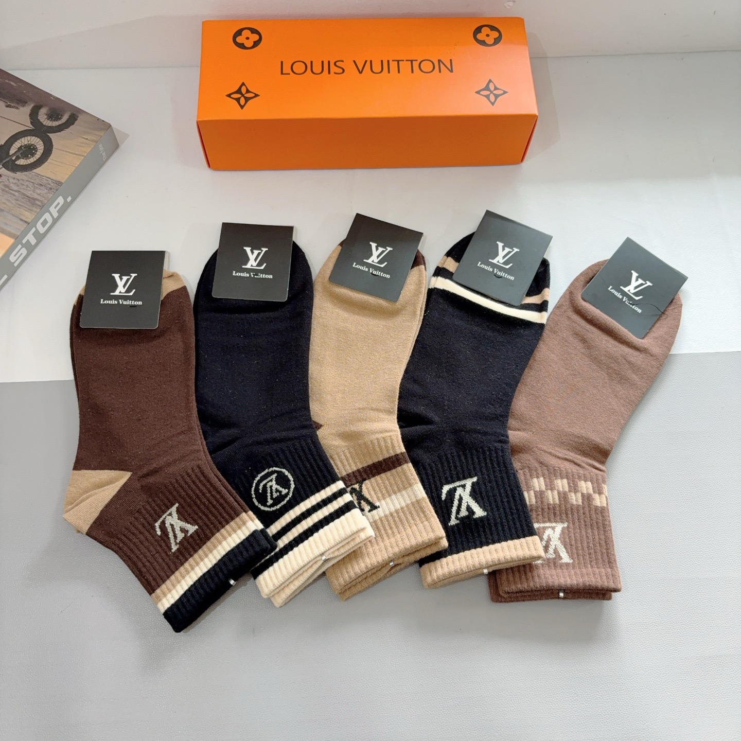 配包装（一盒5双） 🌟 LV 路易威登 超火爆男款中筒袜子，纯棉面料，潮人必备 爆款，经典字母logo中