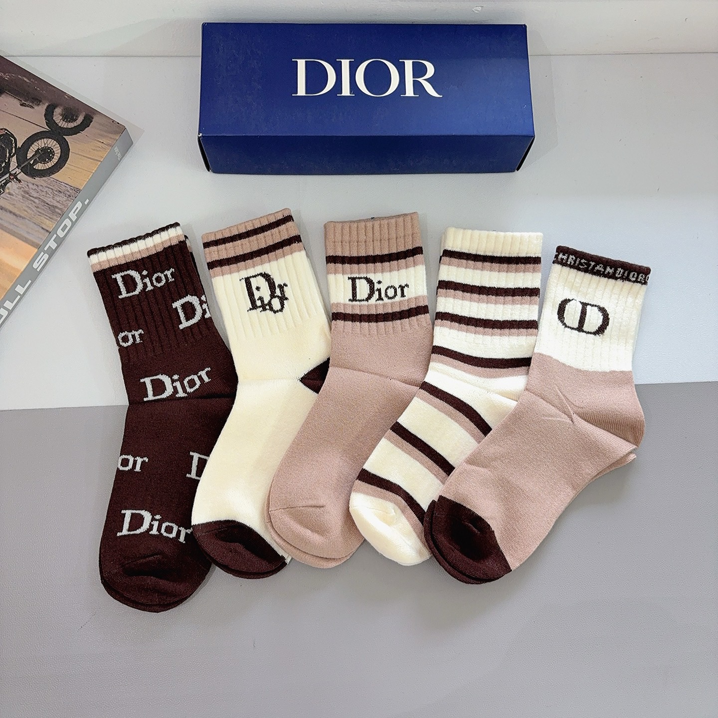 配包装（一盒5双）Dior 迪奥 新款字母兔绒中筒袜子！经典字母专柜同步袜子，超柔软材质大牌出街，潮人必