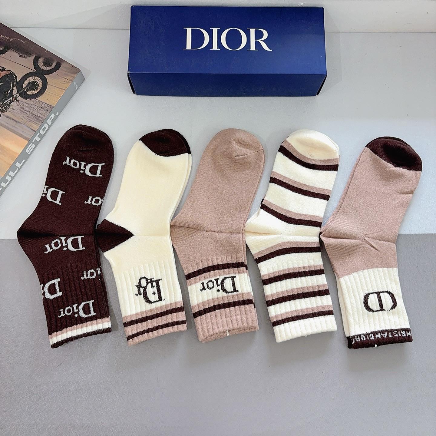 配包装（一盒5双）Dior 迪奥 新款字母兔绒中筒袜子！经典字母专柜同步袜子，超柔软材质大牌出街，潮人必