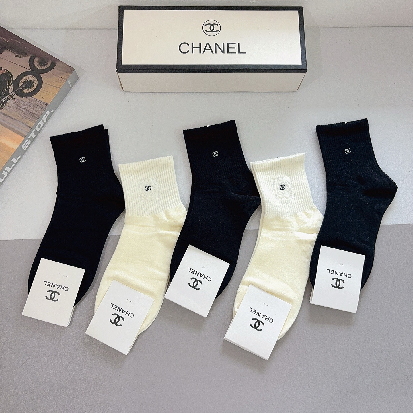 配包装（一盒5双）CHANEL 香奈儿经典中筒袜子❗️经典双C图案logo，专柜同步袜子❗️大牌出街，潮