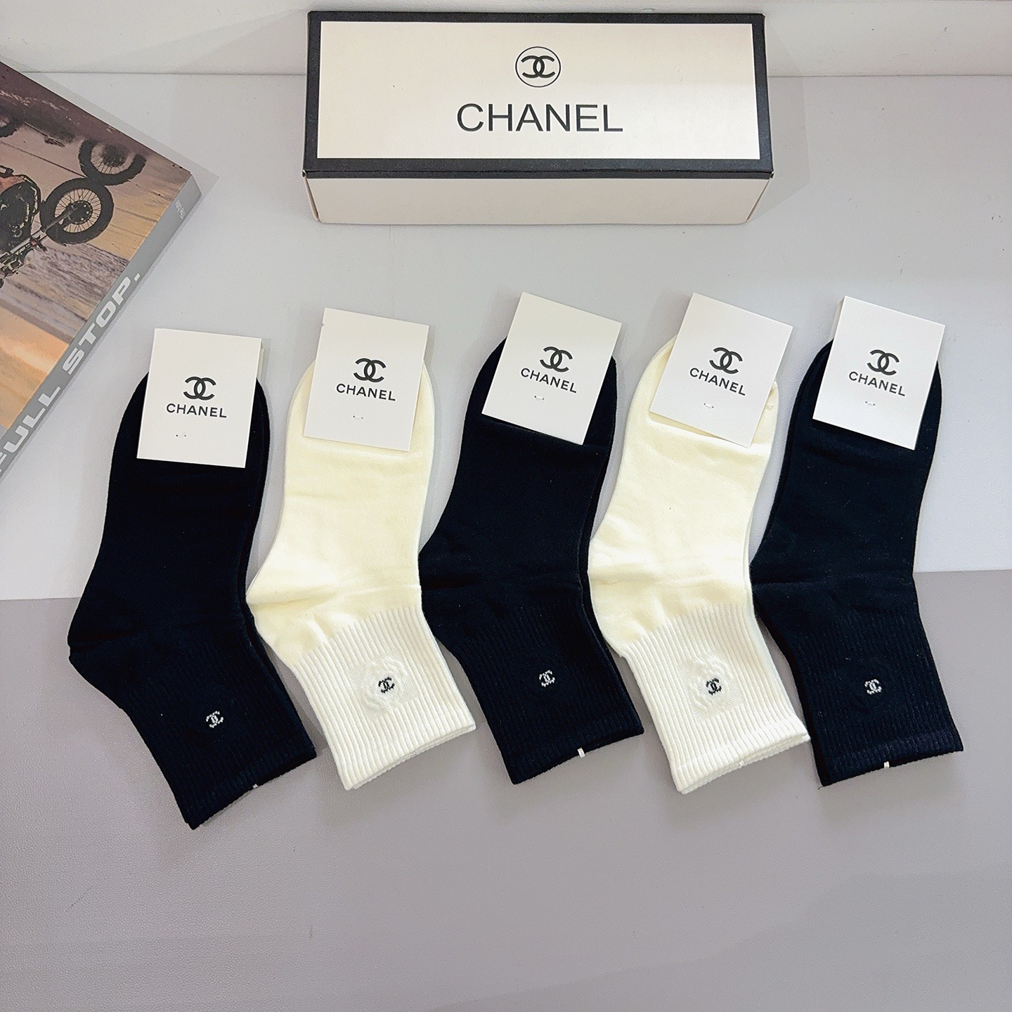 配包装（一盒5双）CHANEL 香奈儿经典中筒袜子❗️经典双C图案logo，专柜同步袜子❗️大牌出街，潮