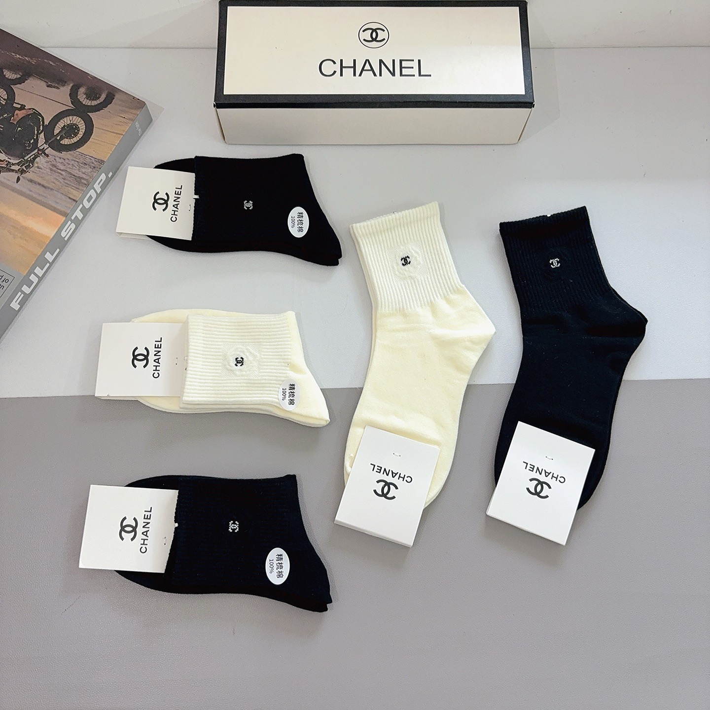 配包装（一盒5双）CHANEL 香奈儿经典中筒袜子❗️经典双C图案logo，专柜同步袜子❗️大牌出街，潮