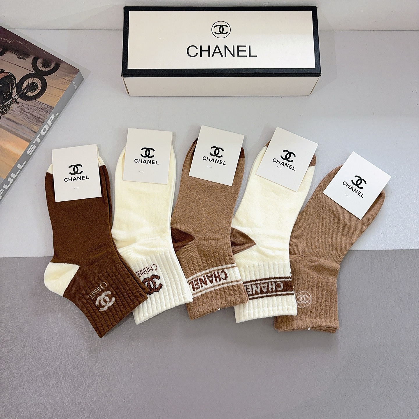 配包装（一盒5双）CHANEL 香奈儿经典中筒袜子❗️经典双C图案logo，专柜同步袜子❗️大牌出街，潮