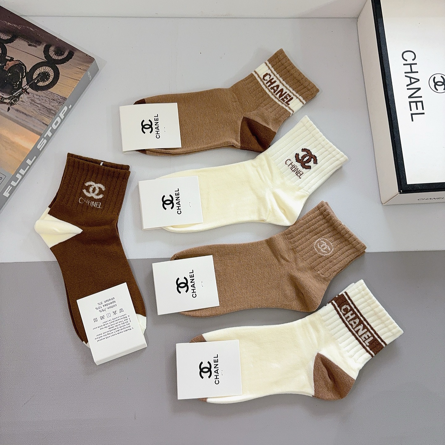 配包装（一盒5双）CHANEL 香奈儿经典中筒袜子❗️经典双C图案logo，专柜同步袜子❗️大牌出街，潮