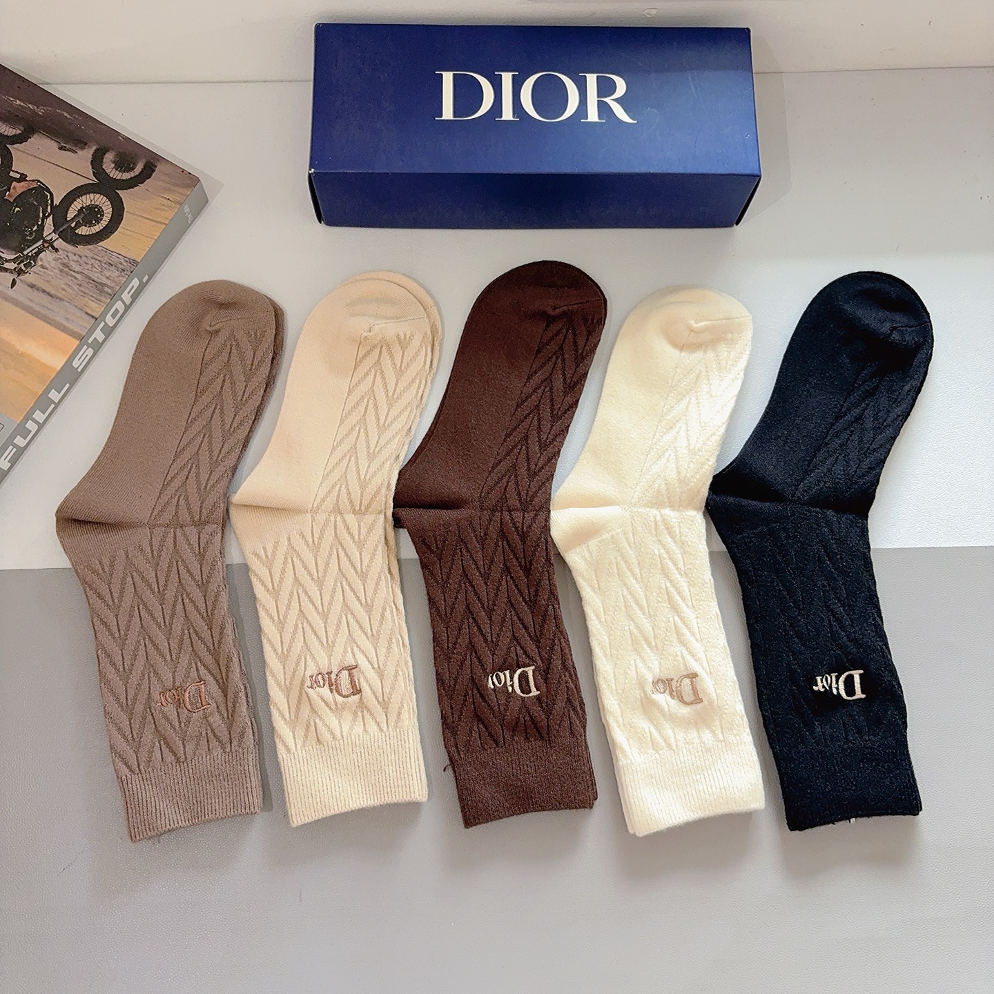 配包装（一盒5双）Dior 迪奥 新款经典logo刺绣长筒袜子！专柜同步袜子，💛大牌出街，潮人必备🔥超好