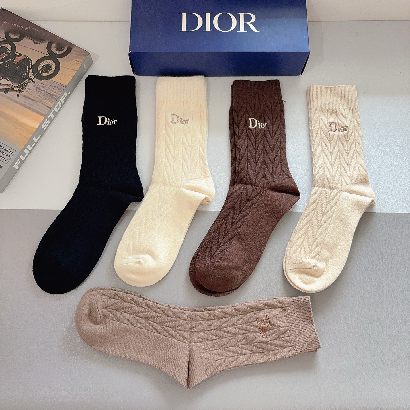 配包装（一盒5双）Dior 迪奥 新款经典logo刺绣长筒袜子！专柜同步袜子，💛大牌出街，潮人必备🔥超好