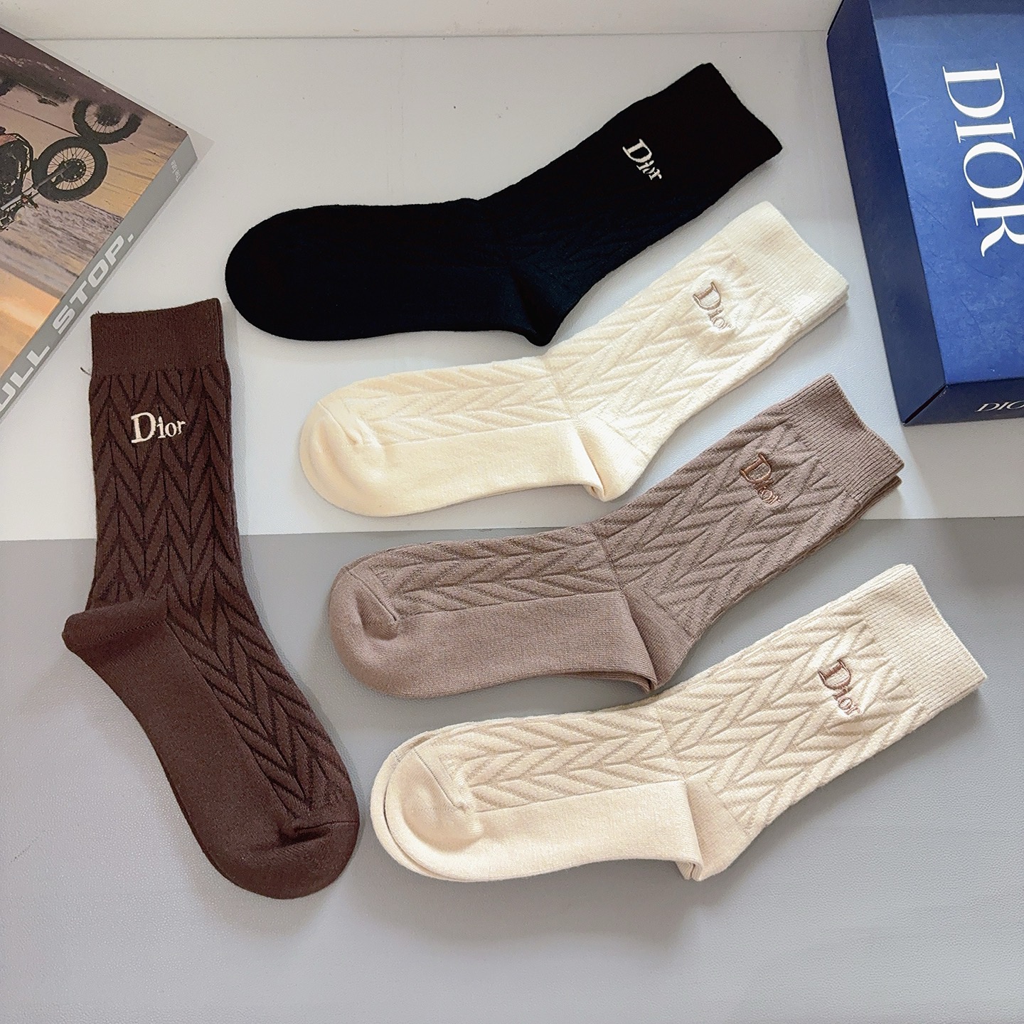 配包装（一盒5双）Dior 迪奥 新款经典logo刺绣长筒袜子！专柜同步袜子，💛大牌出街，潮人必备🔥超好
