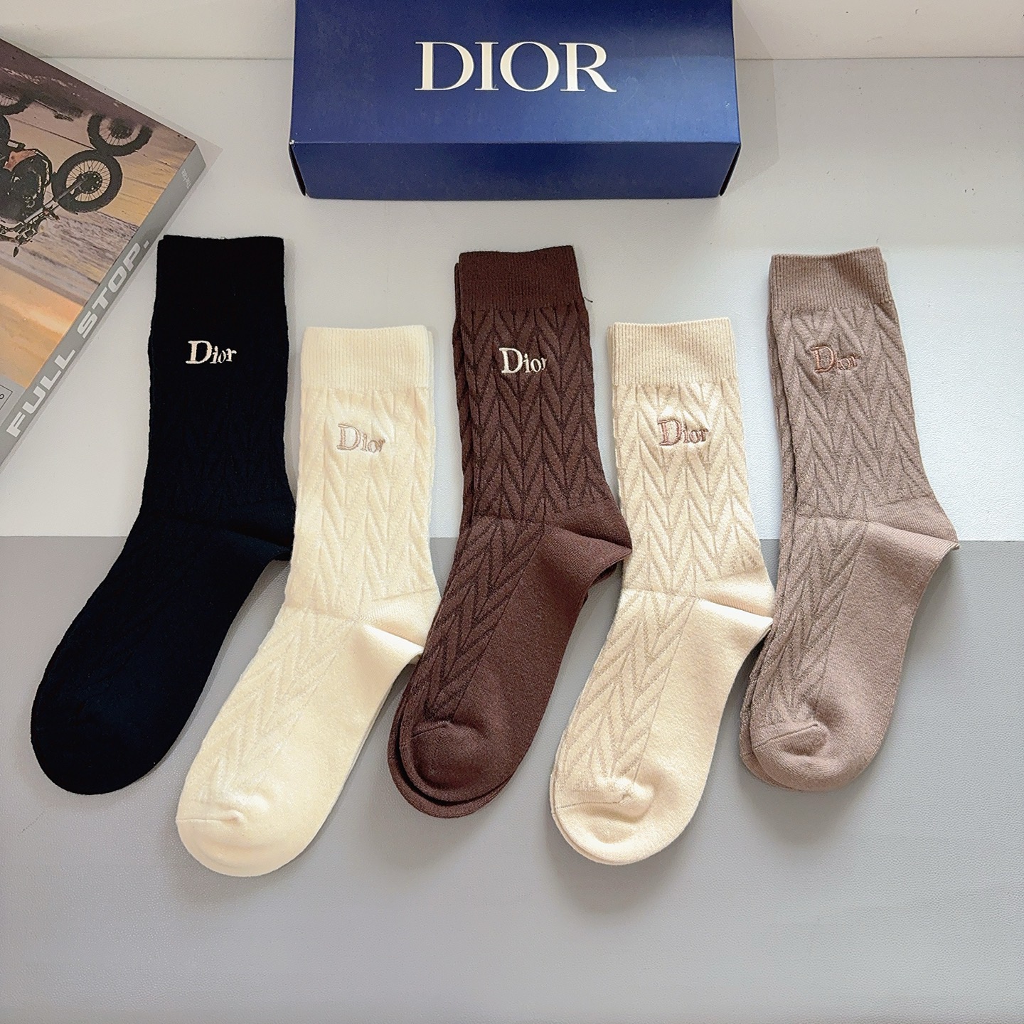 配包装（一盒5双）Dior 迪奥 新款经典logo刺绣长筒袜子！专柜同步袜子，💛大牌出街，潮人必备🔥超好