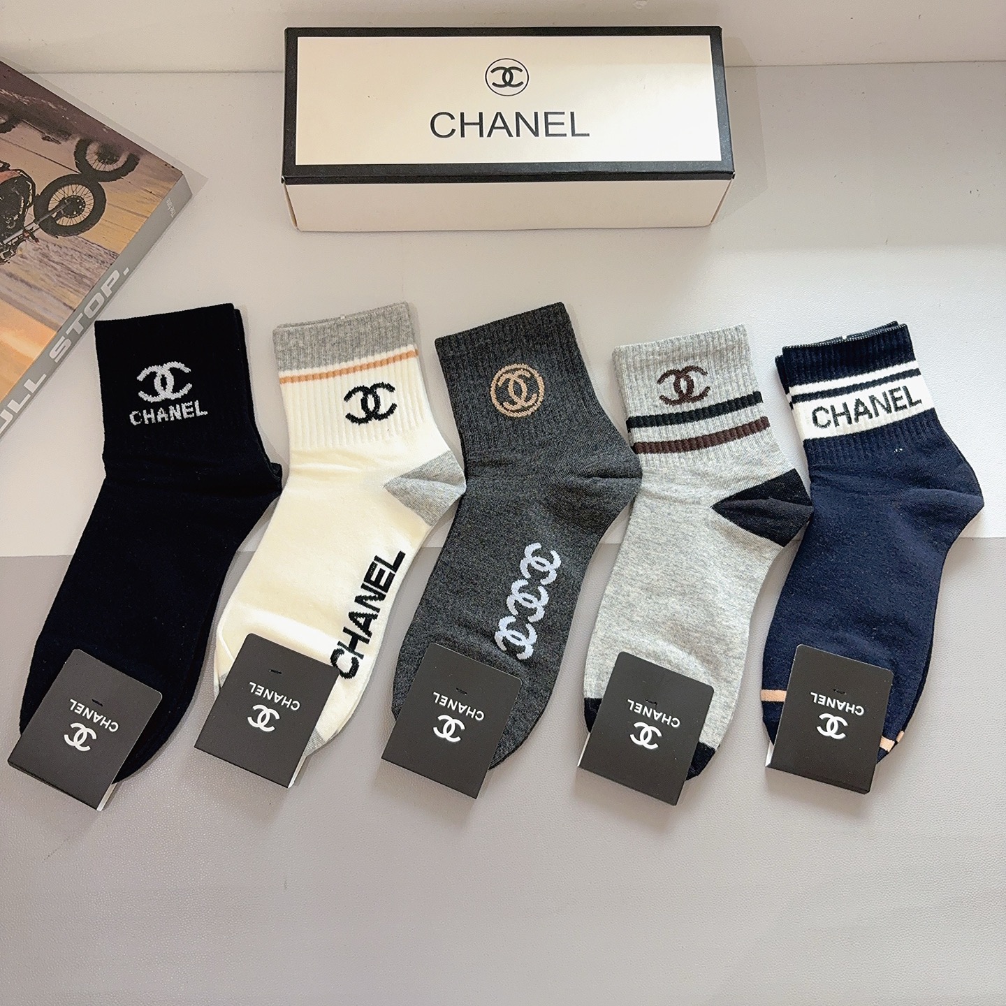配包装（一盒5双） CHANEL 香奈儿 超火爆男款中筒袜子、纯棉面料，潮人必备款，个性时尚百搭款，！你