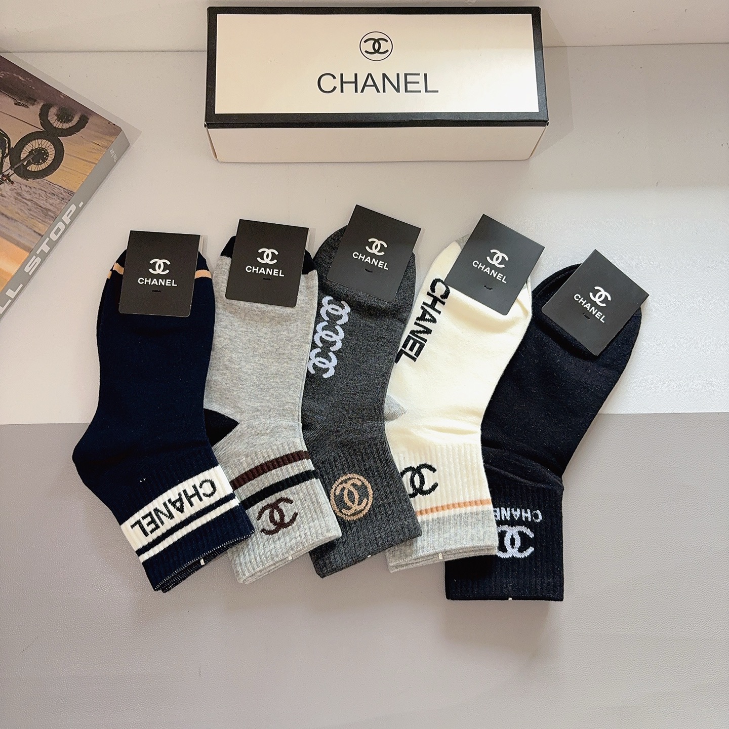 配包装（一盒5双） CHANEL 香奈儿 超火爆男款中筒袜子、纯棉面料，潮人必备款，个性时尚百搭款，！你